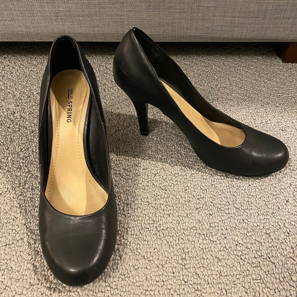 Black Pumps